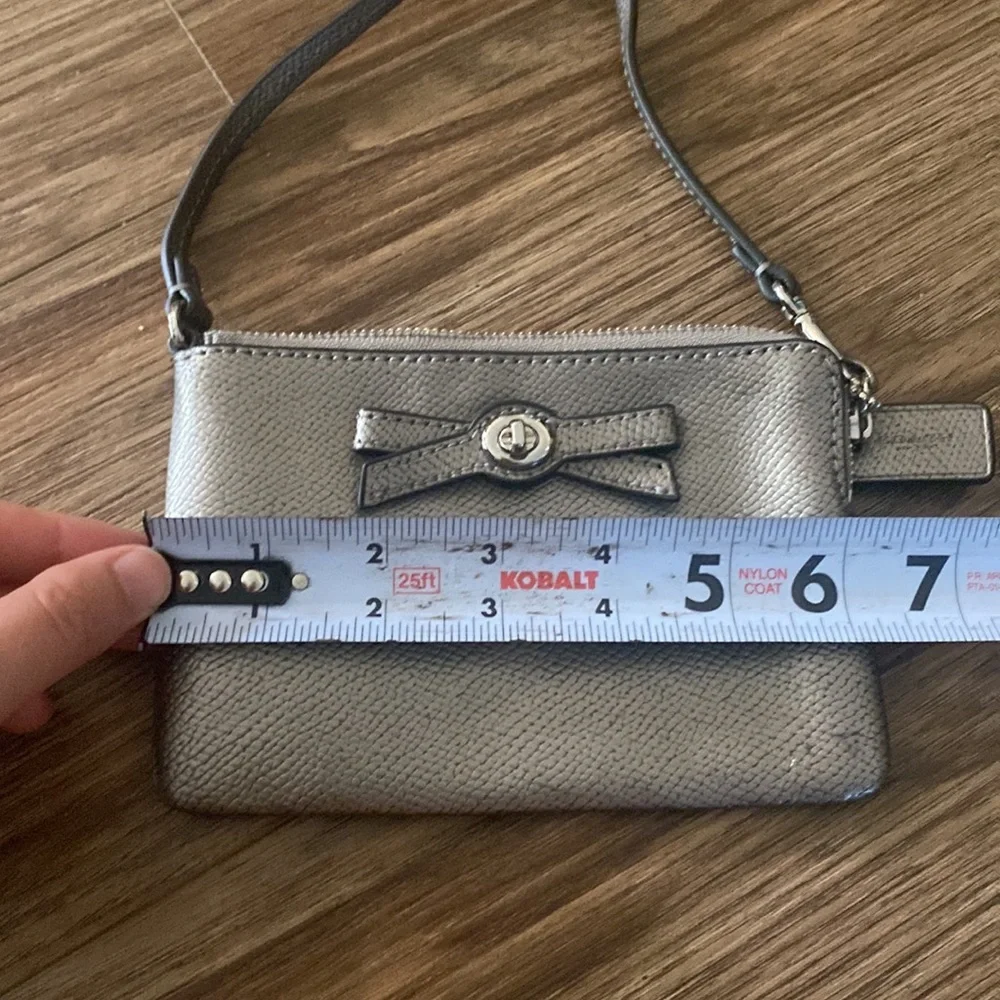 TURNLOCK BOW CORNER ZIP WRISTLET IN PATENT LEATHER (COACH F64648)SILVER/GUNMETAL
